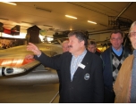 Lars Lindstrm guidar vid flygmuseet.