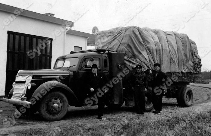 SDS Malmö - M4044 - International D40A - 1939 - Ch # 7462 - Bror Högfelts Åkeri krigkap1006.jpg