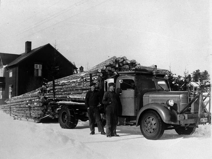 Rundnosvolvo med timmetlass och släde.jpg