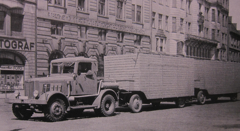 Malmö Stads Renhållningsverk - Fd Renault Sopbilschassier med Hanomag dragbil - 1939.JPG