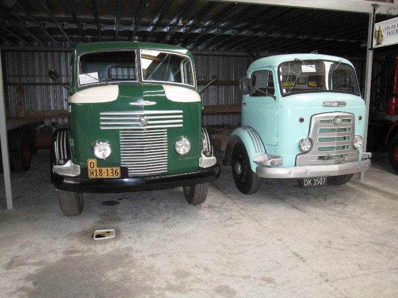 IMG_6043 - Commer R741 - 1949 - H18136 - Ch # 22A5481 & Karrier EX341 Gamecock - 1959 - DK3507 - Ch # 0123.JPG