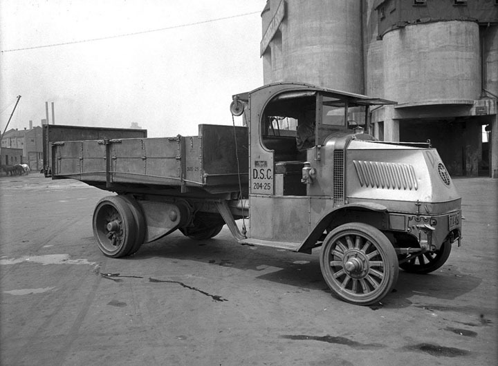 Mack - 1918 - Dump Truck - e_s_n22_ps06216a.jpg