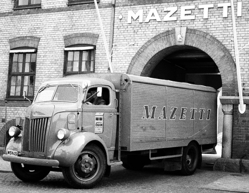 M5415 (Sedan E5787) - Ford 698 W COE - 1946 - Ch # 699T-906737 - Mazetti Malmö - (FOTO Sydsvenskan 171203).JPG