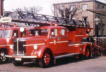 Scania-Vabis L23 (Bensin) - 1949 - M17880 (FDJ810) - Ch # 80823 - Stegbil - Malmö Brandkår.JPG