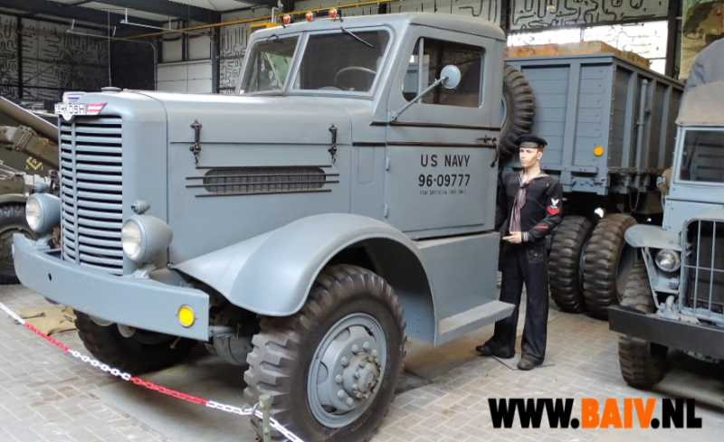 Oshkosh W709-CT5 - 1943 - with-Reliance-Semi-Trailer-7-ton-2 - US Navy Holland.JPG