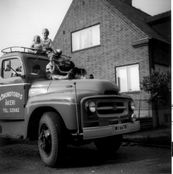 IH R174 - 1956 - M14470 - Asmundtorps Åkeri - 01 - Jag Kerstin Per & Maria - 1956.JPG