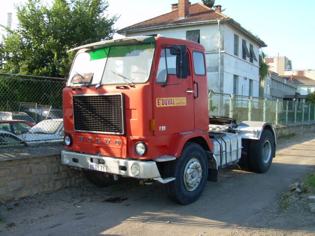 Volvo F88 - 86TY71 - Duval - Macon - France.JPG