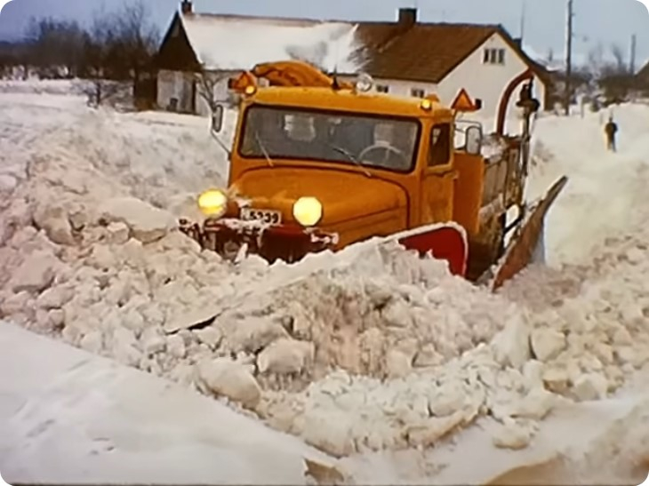 Snöröjning på Österlen Vintern 1965.JPG