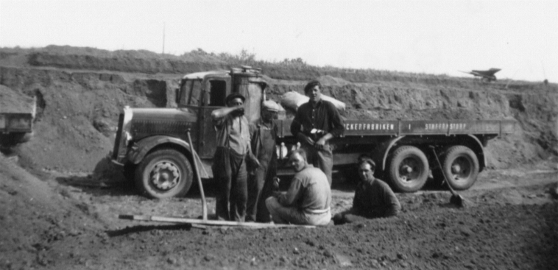 M19976 - Scania-Vabis Skogsbergare - 1937 - Motor # 7106 - SSA Staffanstorp - 6B -Jobbare-i-grustaget..JPG