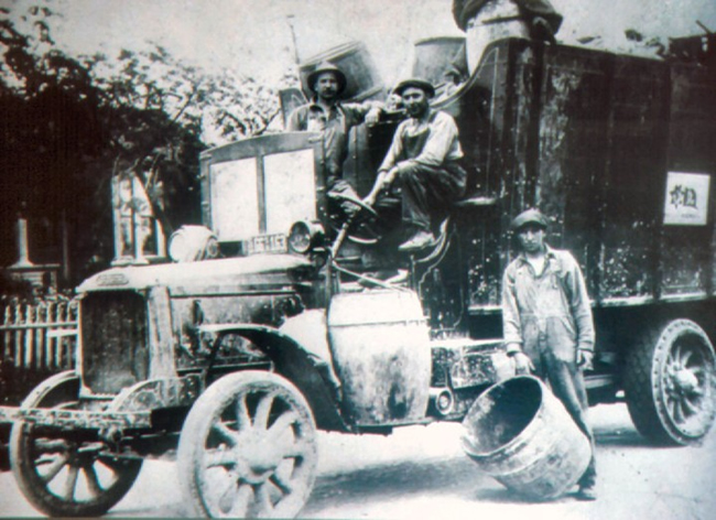 OldGarbageTruck.jpg