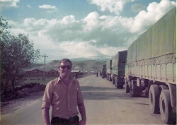 Kö till tullen in i Turkiet. Ararat i bakgrunden. (250x177).jpg