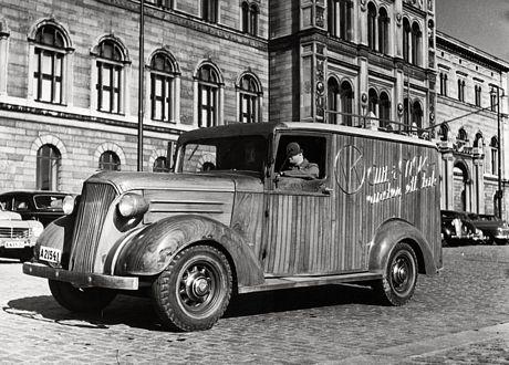 Transportbil från NK, teak-klädd, visar upp sig utanför Nationalmuseum.. 1950 tal.jpg