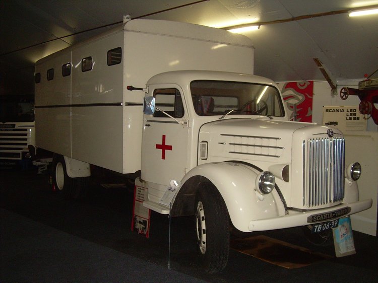 Scania-Vabis L51 (LH355A) - 1957 - TB0639 - 05 - Red Cross - Zandbergen - Holland - LR.JPG