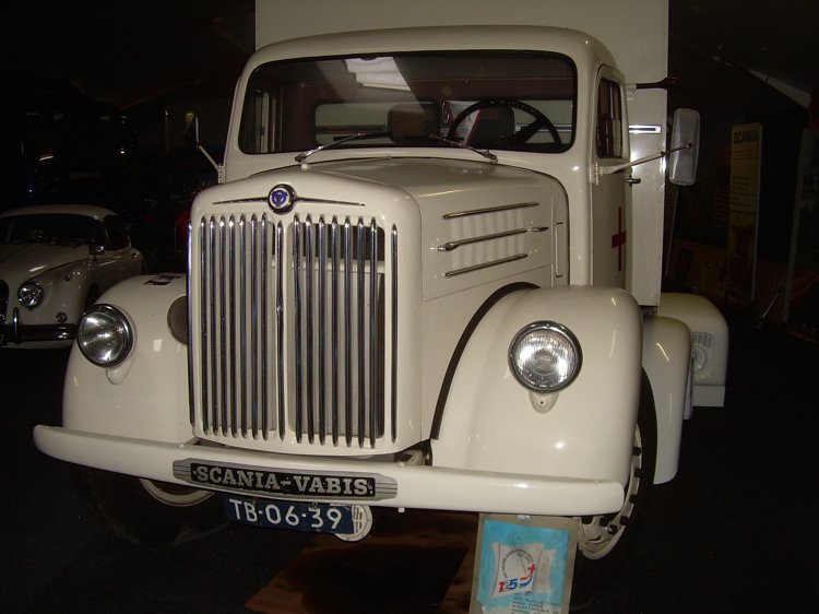 Scania-Vabis L51 (LH355A) - 1957 - TB0639 - 04 - Red Cross - Zandbergen - Holland - LR.JPG