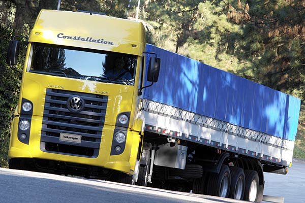 Volkswagen Constellation Tractor - Brazil.JPG