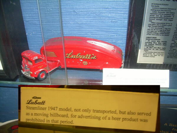 Modell av White - 1947 - Labatt Streamliner - LR.JPG
