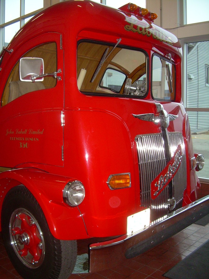 White - 1947 - Labatt Streamliner - 01.JPG