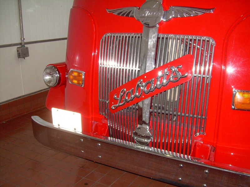 White - 1947 - Labatt Streamliner - 03.JPG