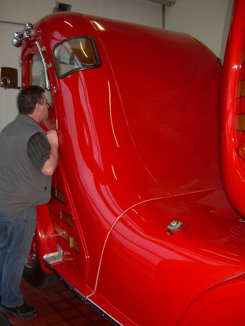 White - 1947 - Labatt Streamliner - 05.JPG