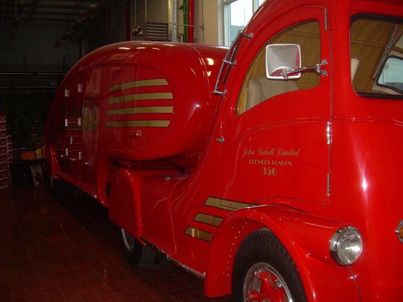 White - 1947 - Labatt Streamliner - 06.JPG