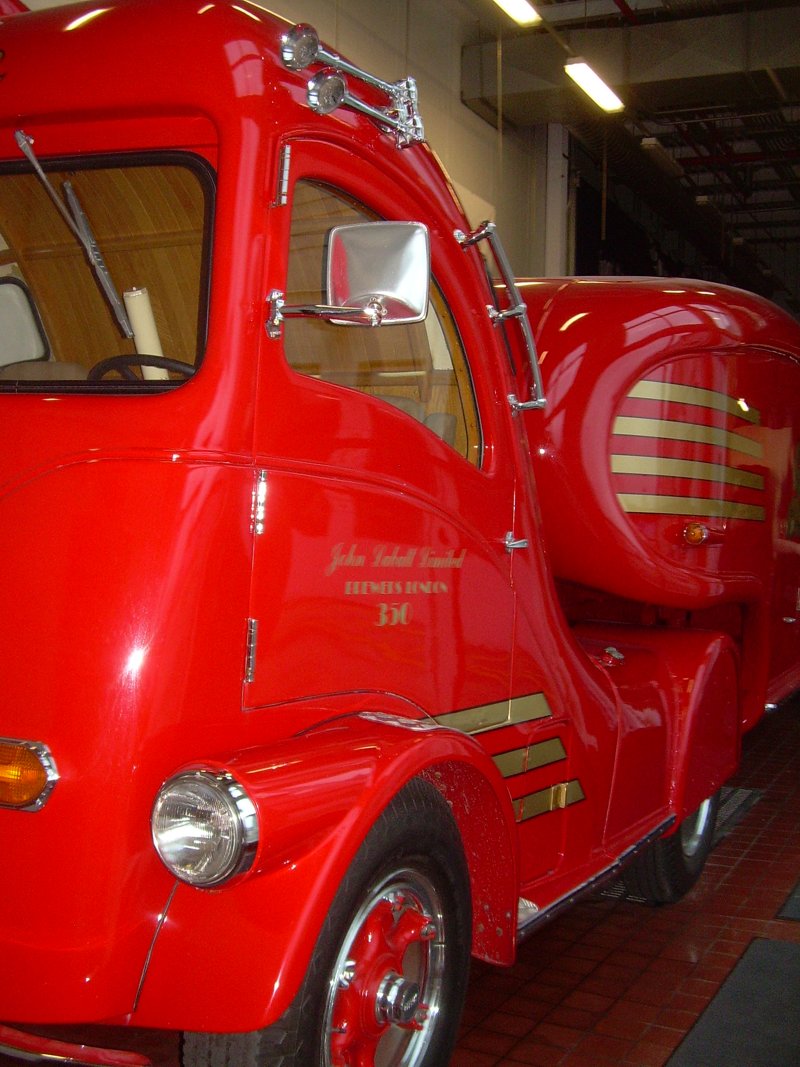 White - 1947 - Labatt Streamliner - 07.JPG