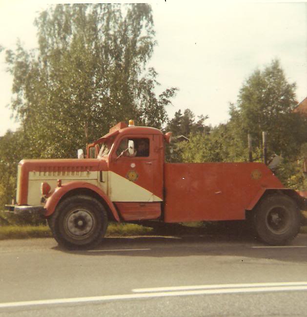 Scania-Vabis L71 - 1954 - 01 - Hallbergs Tivoli - Enköping.JPG