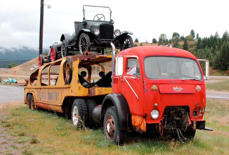 White COE 3000 - 01 - Car Transport - USA.JPG