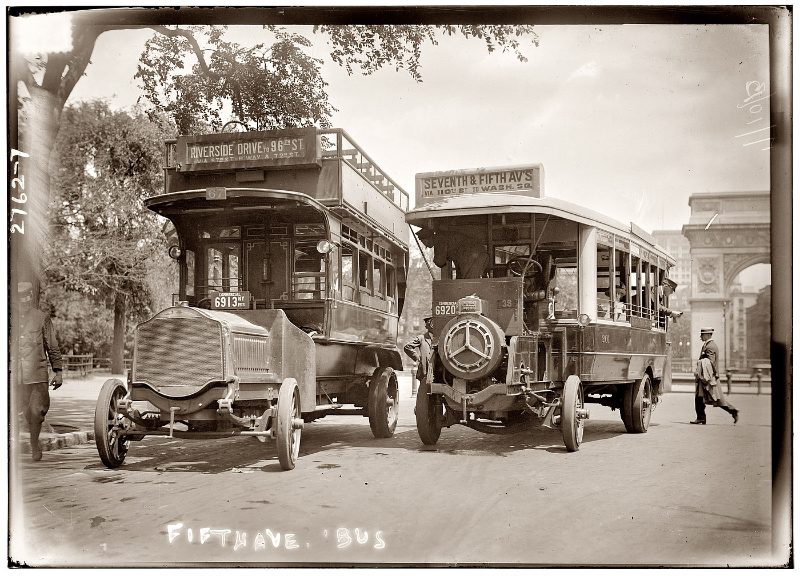 DeDion Bouton - 1913 - 15th Avenue New York - Shorpy 13604u.JPG