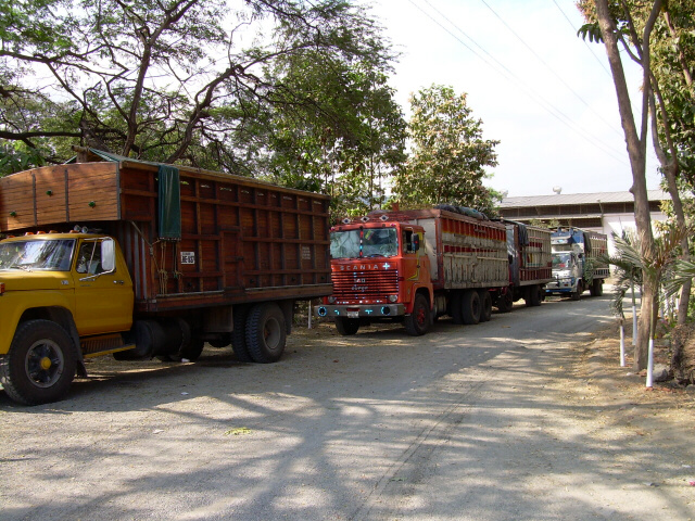 Scania LBT140S - Ecuador.JPG