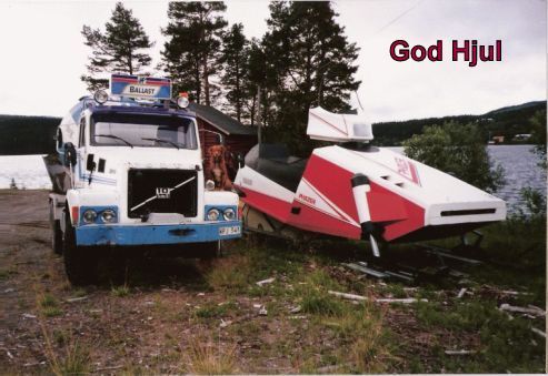 Volvo N 1023 och Calle i Gäddede.jpg