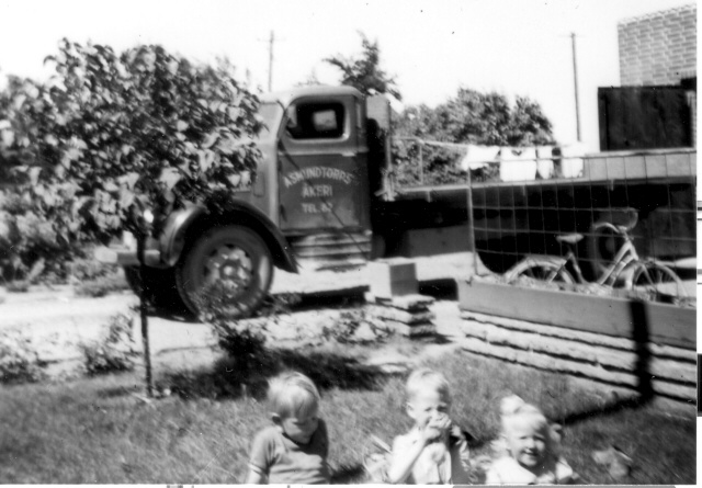 Scania-Vabis L44 - 1950 - M3974 - Asmundtorps Åkeri.JPG